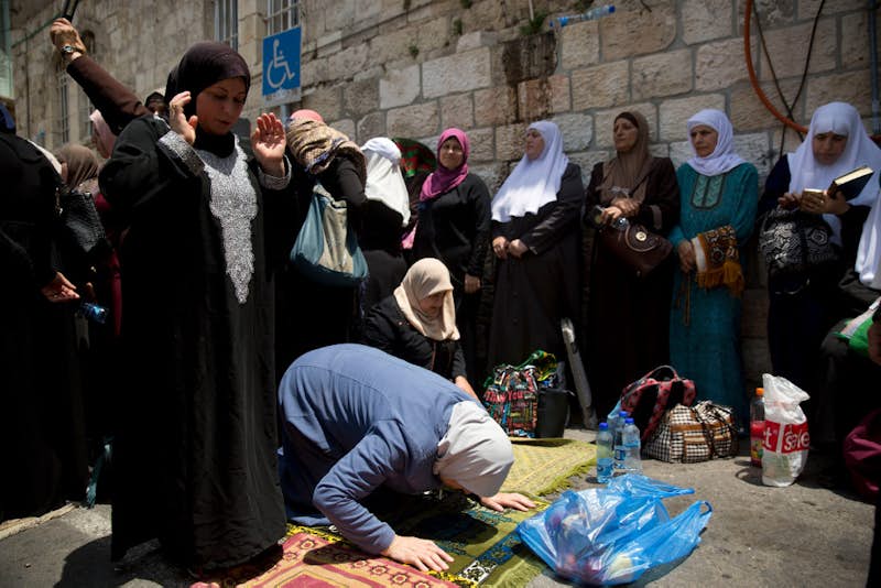 Muslims keep up shrine boycott
